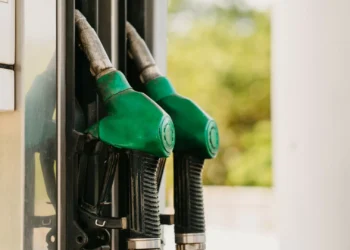 Carro a gasóleo ou gasolina? Saiba se é melhor atestar já ou esperar