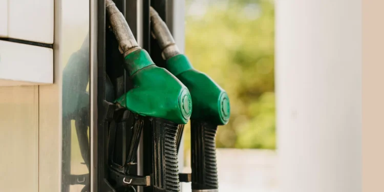 Carro a gasóleo ou gasolina? Saiba se é melhor atestar já ou esperar