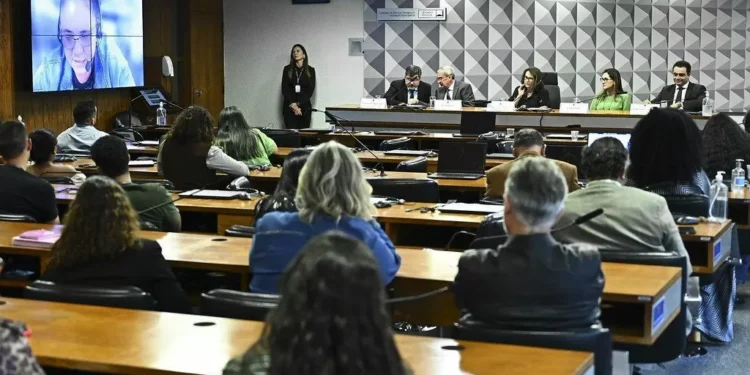 Comissão do Senado cobra redes por conteúdos a crianças e adolescentes