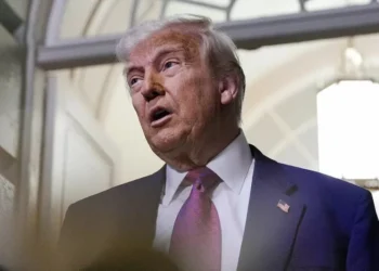 Demissões em massa por Trump permanecerão suspensas, decide tribunal