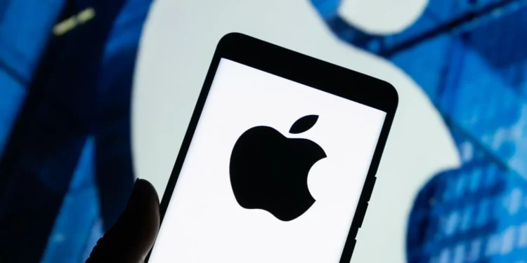 Wall Street fecha em baixa após Trump sugerir taxas sobre UE e Apple