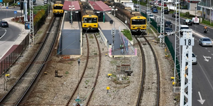 Greve cancela circulação de 36,6% dos comboios até ao meio-dia