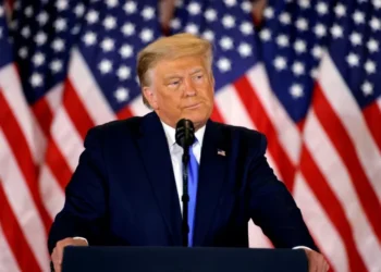 Tarifas: Trump diz que mudança de empresas da UE para EUA evita sanções