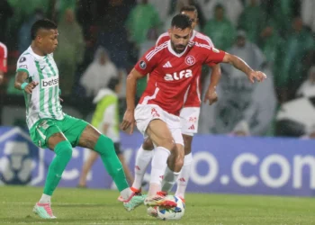 Valencia se lesiona contra Atlético Nacional e preocupa Inter