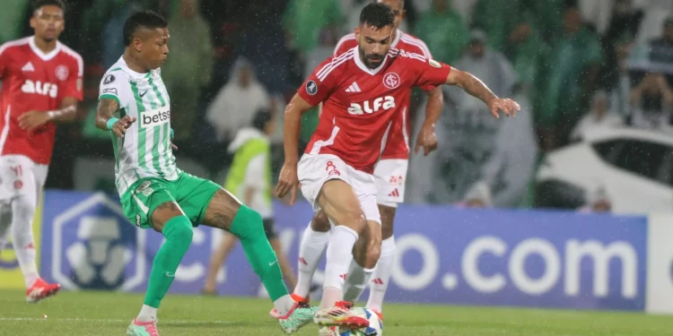 Valencia se lesiona contra Atlético Nacional e preocupa Inter