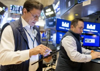 Wall Street fecha em baixa devido à incógnita na política orçamental e comercial