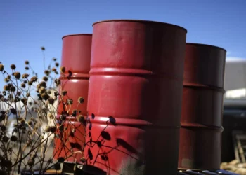 Membros da OPEP+ anunciam aumentos na produção de petróleo