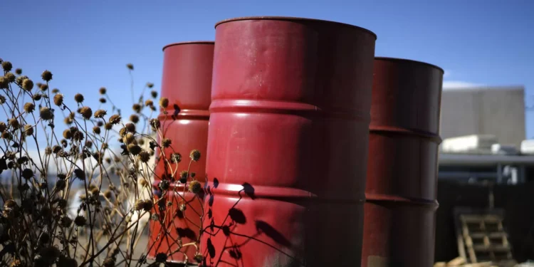 Membros da OPEP+ anunciam aumentos na produção de petróleo