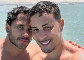 Após polêmica sobre relação aberta, MC Mirella beija mulher em reality