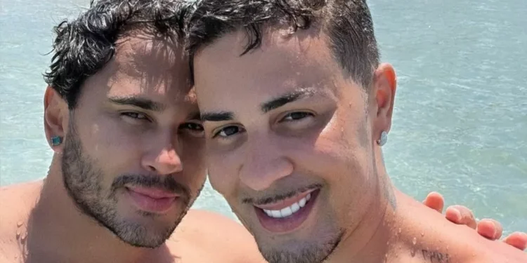 Após polêmica sobre relação aberta, MC Mirella beija mulher em reality