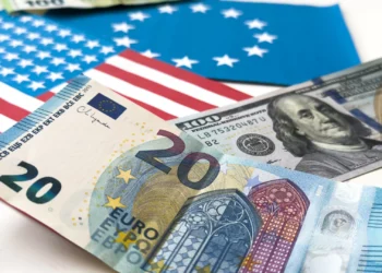 Euro sobe e aproxima-se dos 1,14 dólares