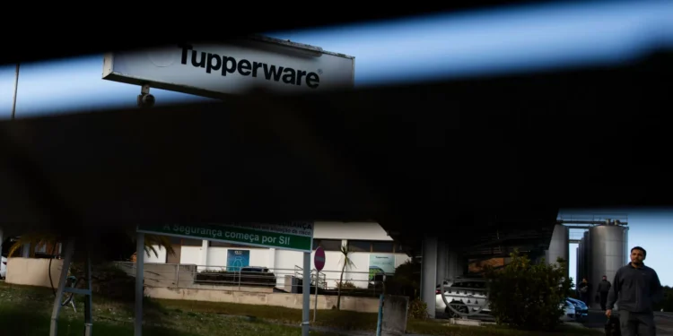 Após reunião, venda da fábrica da Tupperware de Constância vai avançar