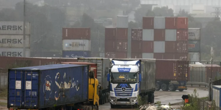 Exportações lusófonas para a China caem mais de um quarto até abril