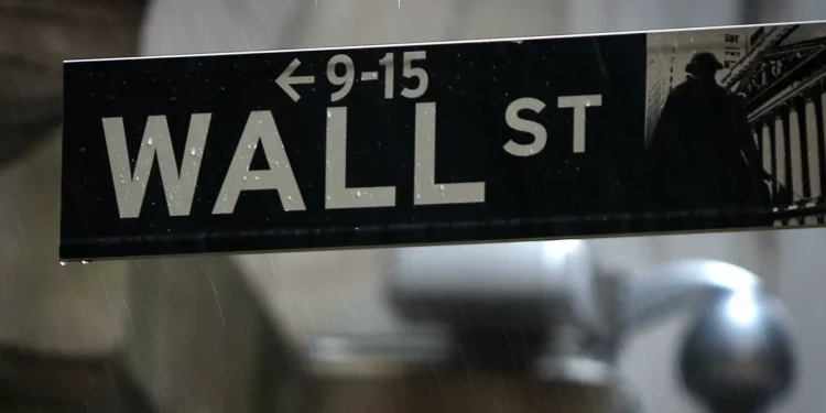 Wall Street fecha em alta mas em ambiente de incerteza