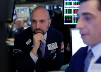 Wall Street termina mista em dia de NATO e de Powell