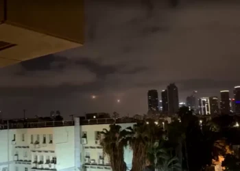 Três pessoas são mortas em ataques de mísseis iranianos no centro de Israel