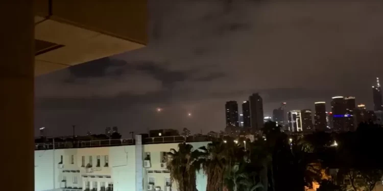 Três pessoas são mortas em ataques de mísseis iranianos no centro de Israel