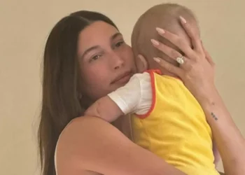 Hailey mostra filho com Justin Bieber comendo prato típico brasileiro; veja