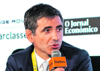 Governo tem desburocratizado e industrializado Angola