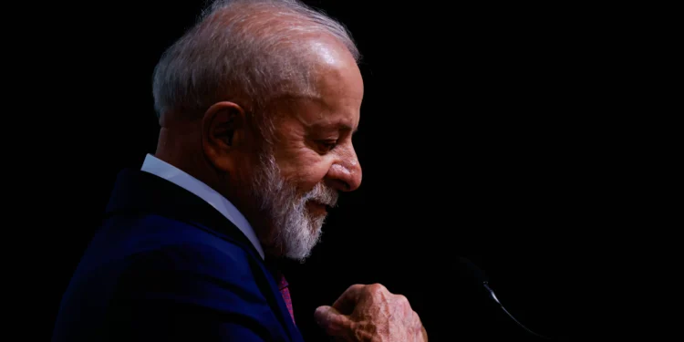 Lula perde influência no exterior e é impopular em casa, diz The Economist