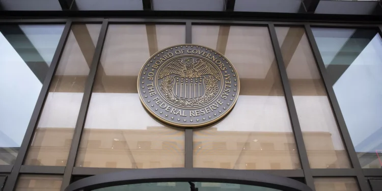 Reserva Federal volta a manter juros após insultos de Trump