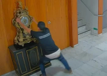 Moraes manda homem que quebrou relógio no 8/1 de volta à prisão