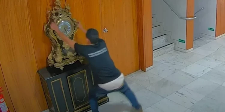 Moraes manda homem que quebrou relógio no 8/1 de volta à prisão