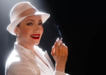 Jennifer Lopez estrela 1º trailer do musical “O Beijo da Mulher Aranha”