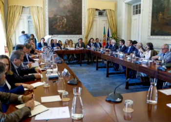 Patrões aplaudem reforma laboral. Sindicatos dizem que fragiliza direitos