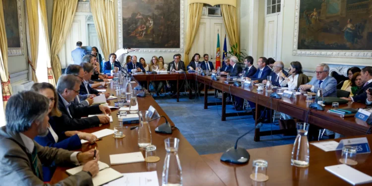 Patrões aplaudem reforma laboral. Sindicatos dizem que fragiliza direitos