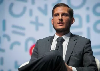 Impresa agrava prejuízos e falha venda da sede