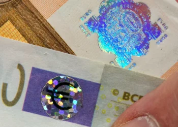 Euro volta a cair e fica na barreira dos 1,16 dólares