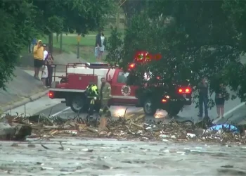 Tempestades repentinas no Texas alagam cidades e deixam 13 mortos