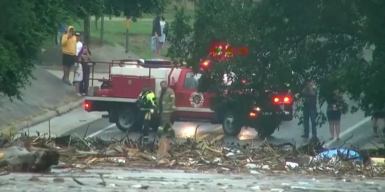 Tempestades repentinas no Texas alagam cidades e deixam 13 mortos
