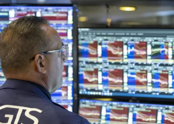 Wall Street sem rumo e espera resultados, mas com recorde do S&P500