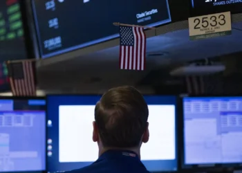 Wall Street fecha com recordes do Nasdaq e S&P500 à espera de resultados