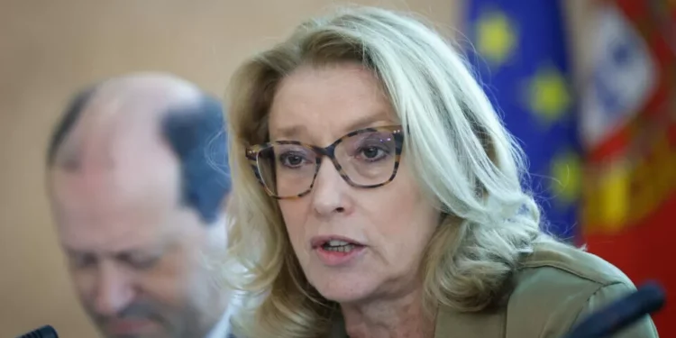 Governo quer creches e lares nos serviços mínimos e alargar prazo de contratos