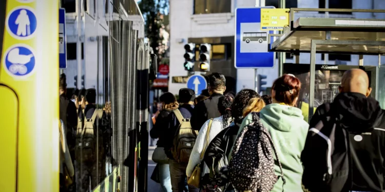 Tem até 24 anos? Já não precisa de carregar o passe Navegante mensalmente