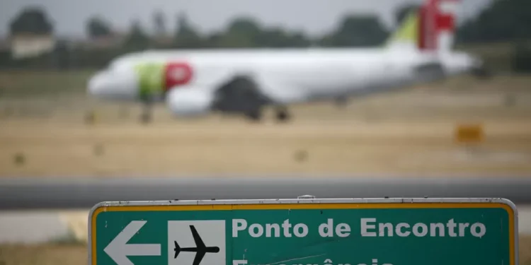 AirAdvisor diz que 170 milhões de passageiros podem perder direito a compensações por atrasos e cancelamentos de voos na UE