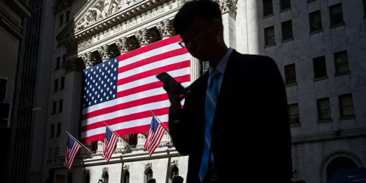Wall Street encerra em terreno negativo com mais tarifas dos EUA