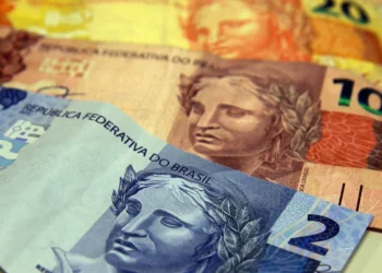 Com feriado nos EUA e agenda interna vazia, taxas de juros têm leve alta