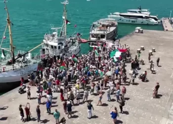 Israel intercepta barco com ativistas em direção à Faixa de Gaza, diz grupo