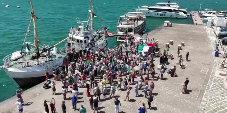 Israel intercepta barco com ativistas em direção à Faixa de Gaza, diz grupo