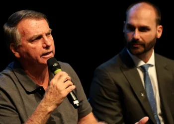 Bolsonaro sobre Eduardo: Querem ele no Brasil para ser preso no aeroporto?