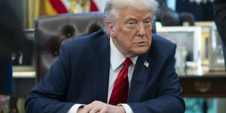 Trump assina decreto que oficializa tarifas de 50% ao Brasil