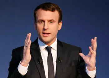 Macron quer líder da Sérvia a priorizar a UE em detrimento de Putin