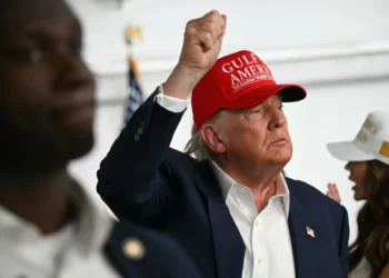 Trump “muito feliz” por poder substituir governadora da Reserva Federal