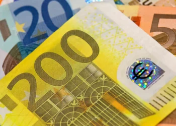Euro sobe face ao dólar em dia de avisos do BCE