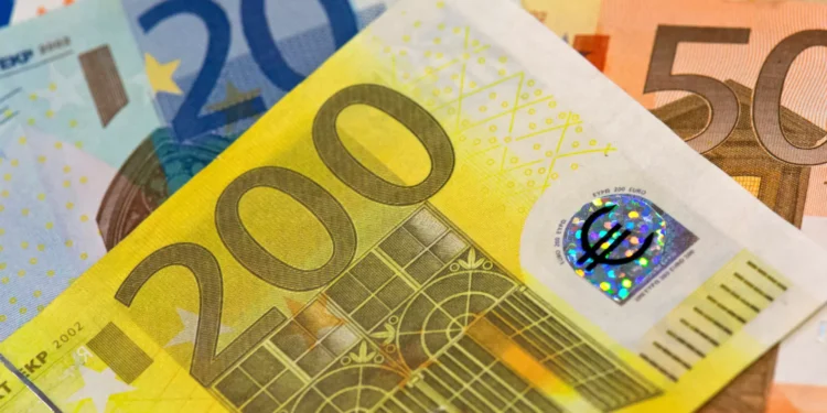 Euro sobe face ao dólar em dia de avisos do BCE