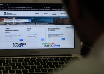 Empresas têm de reter IRS a recibos verdes no estrangeiro, avisa Fisco